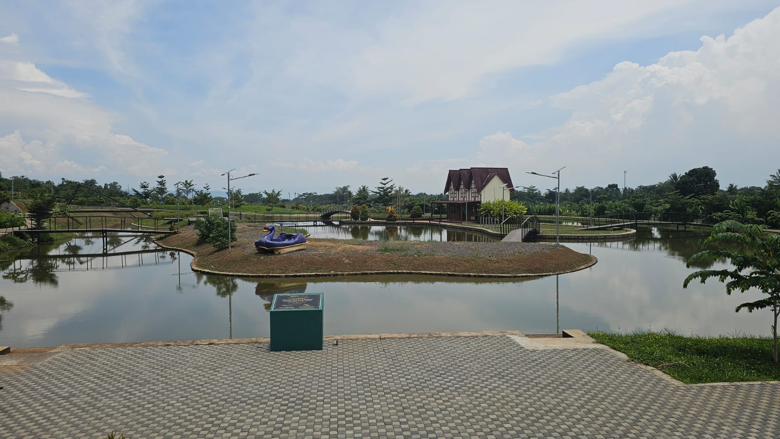 Ruang hijau dan danau kampus Universitas Gunadarma
